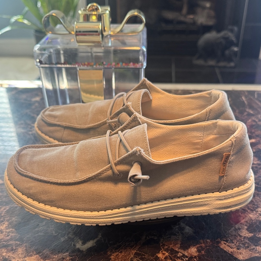 “SOLD” Hey Dude Wendy Chambray Light Grey Loafers - Women’s Size 8 - Picture 6 of 10
